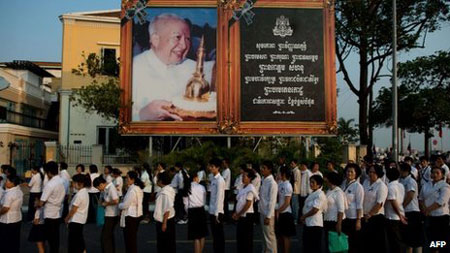 Người dân Campuchia xếp hàng dài để được nhìn thấy linh cữu của cựu Quốc vương lần cuối.
